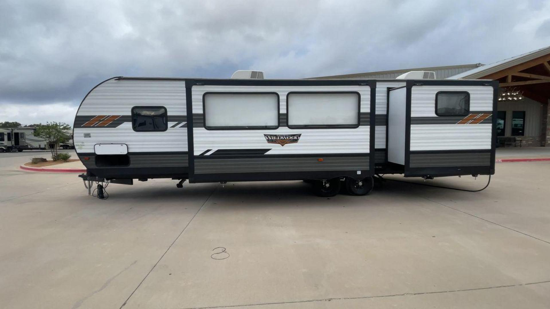 2020 FOREST RIVER WILDWOOD 31KQBTS (4X4TWDG27M8) , Length: 36.5 ft. | Dry Weight: 8,573 lbs. | Slides: 3 transmission, located at 4319 N Main Street, Cleburne, TX, 76033, (817) 221-0660, 32.435829, -97.384178 - Photo#6