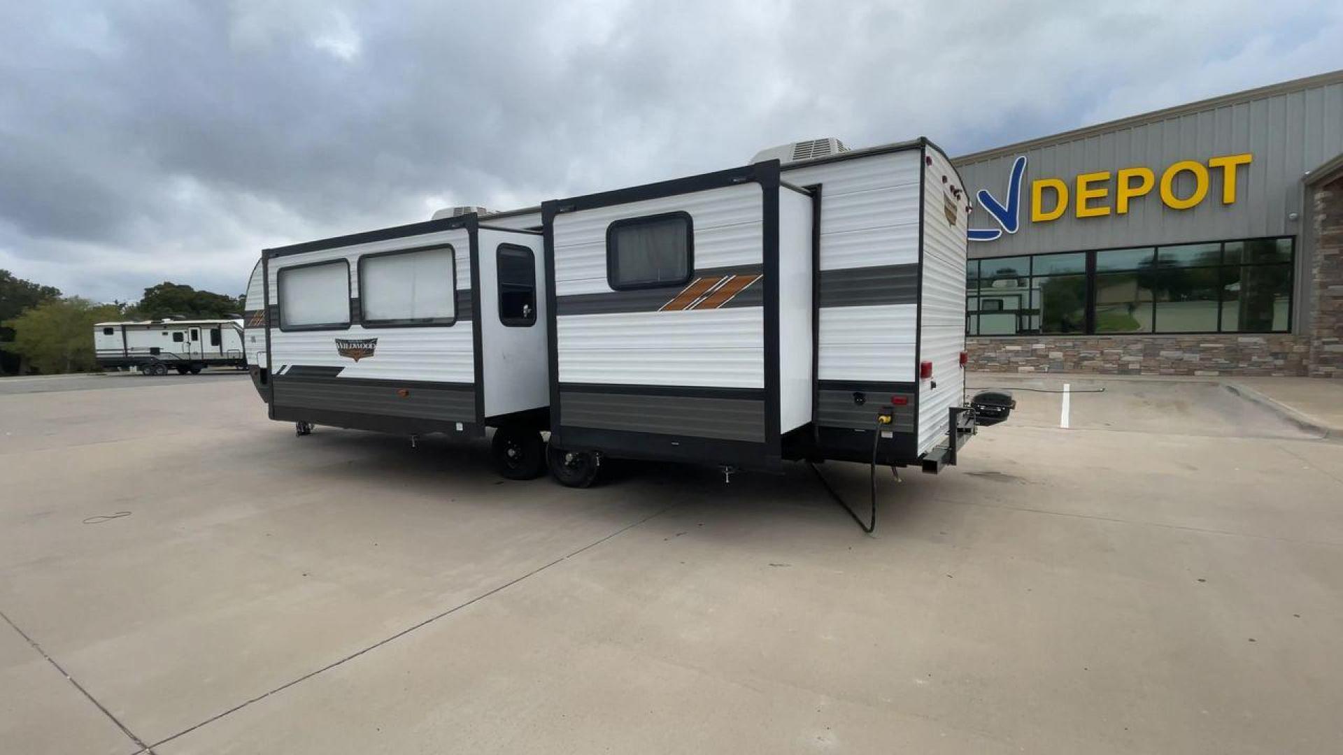 2020 FOREST RIVER WILDWOOD 31KQBTS (4X4TWDG27M8) , Length: 36.5 ft. | Dry Weight: 8,573 lbs. | Slides: 3 transmission, located at 4319 N Main Street, Cleburne, TX, 76033, (817) 221-0660, 32.435829, -97.384178 - Photo#7