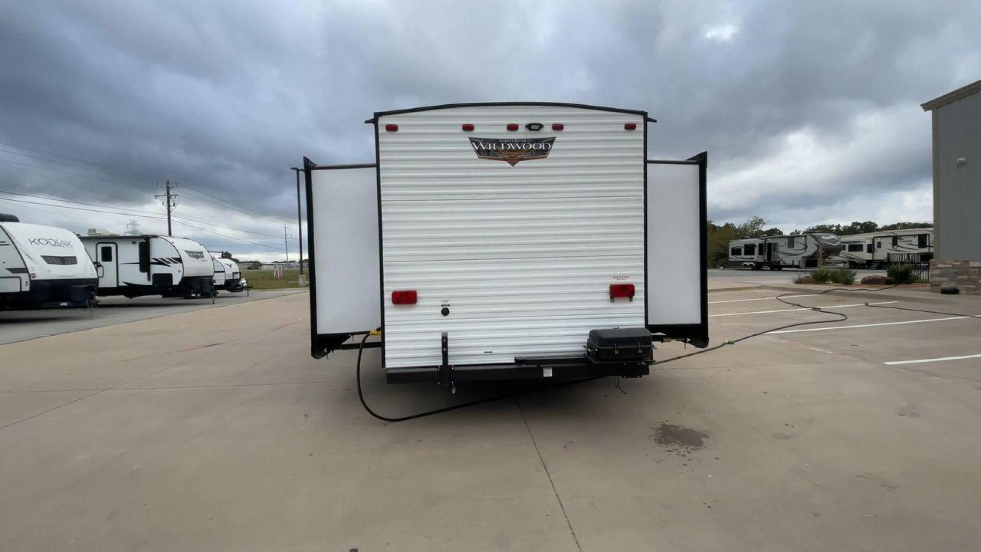 2020 FOREST RIVER WILDWOOD 31KQBTS (4X4TWDG27M8) , Length: 36.5 ft. | Dry Weight: 8,573 lbs. | Slides: 3 transmission, located at 4319 N Main Street, Cleburne, TX, 76033, (817) 221-0660, 32.435829, -97.384178 - Photo#8