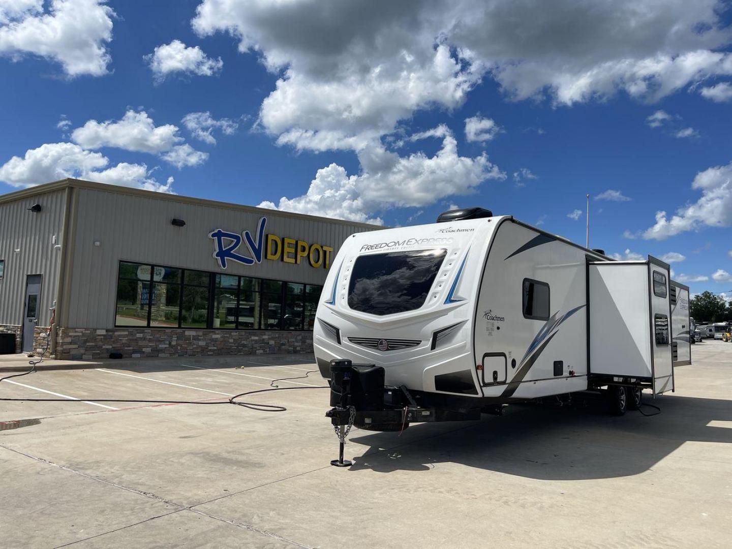 2020 FREEDOM EXPRESS 323BHDS (5ZT2FEXB2LW) , located at 4319 N Main Street, Cleburne, TX, 76033, (817) 221-0660, 32.435829, -97.384178 - Photo#0