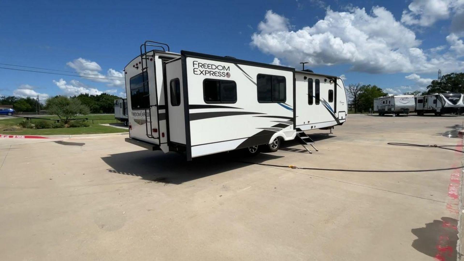 2020 FREEDOM EXPRESS 323BHDS (5ZT2FEXB2LW) , located at 4319 N Main Street, Cleburne, TX, 76033, (817) 221-0660, 32.435829, -97.384178 - Photo#1