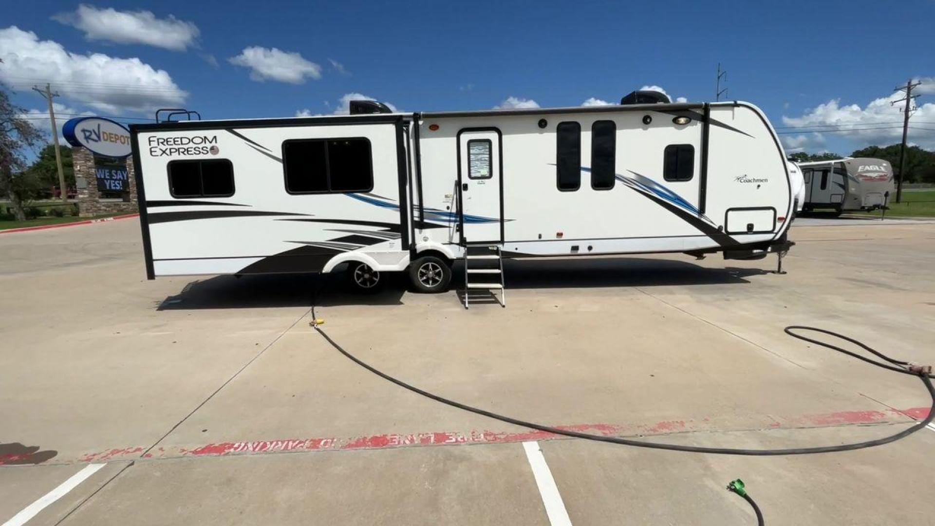 2020 FREEDOM EXPRESS 323BHDS (5ZT2FEXB2LW) , located at 4319 N Main Street, Cleburne, TX, 76033, (817) 221-0660, 32.435829, -97.384178 - Photo#2