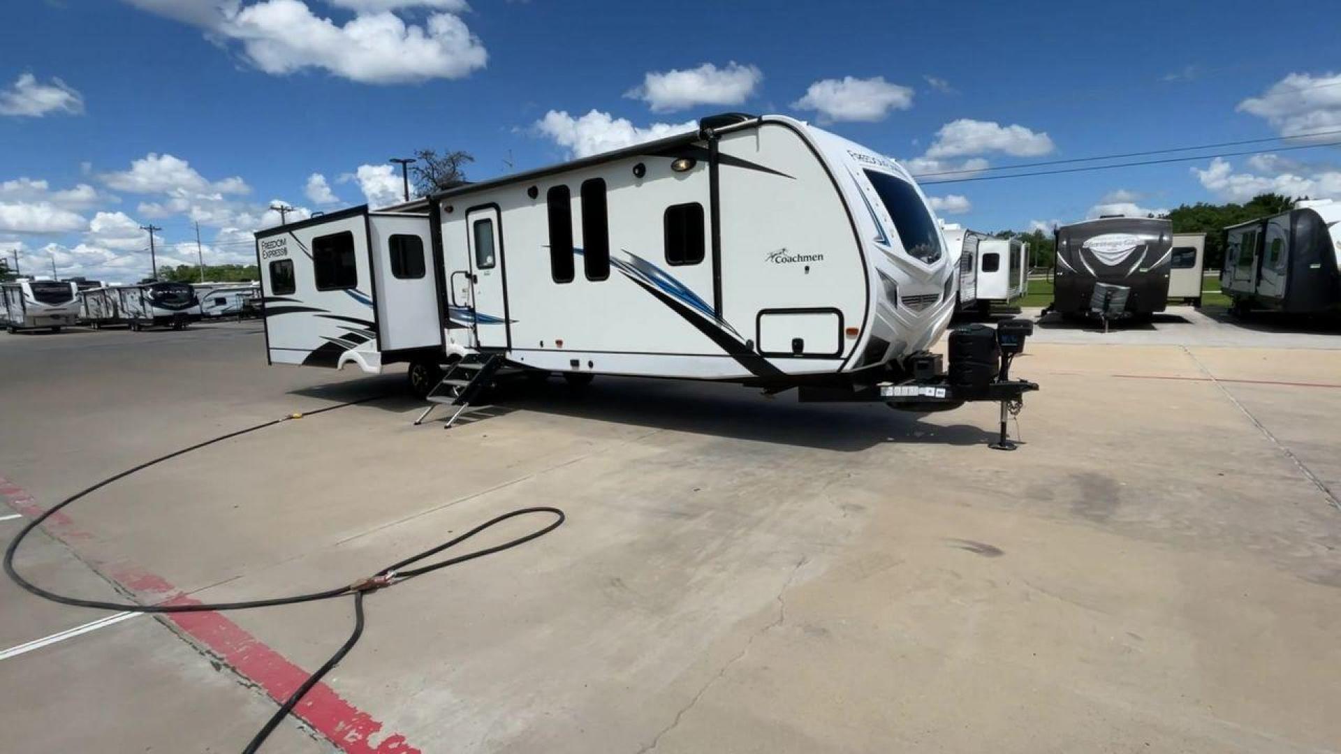 2020 FREEDOM EXPRESS 323BHDS (5ZT2FEXB2LW) , located at 4319 N Main Street, Cleburne, TX, 76033, (817) 221-0660, 32.435829, -97.384178 - Photo#3