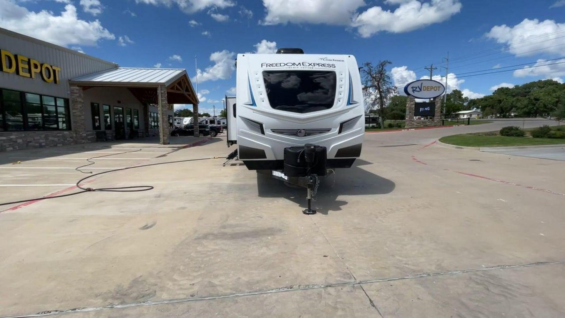 2020 FREEDOM EXPRESS 323BHDS (5ZT2FEXB2LW) , located at 4319 N Main Street, Cleburne, TX, 76033, (817) 221-0660, 32.435829, -97.384178 - Photo#4