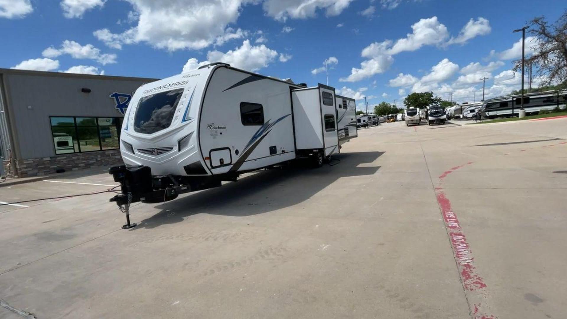 2020 FREEDOM EXPRESS 323BHDS (5ZT2FEXB2LW) , located at 4319 N Main Street, Cleburne, TX, 76033, (817) 221-0660, 32.435829, -97.384178 - Photo#5