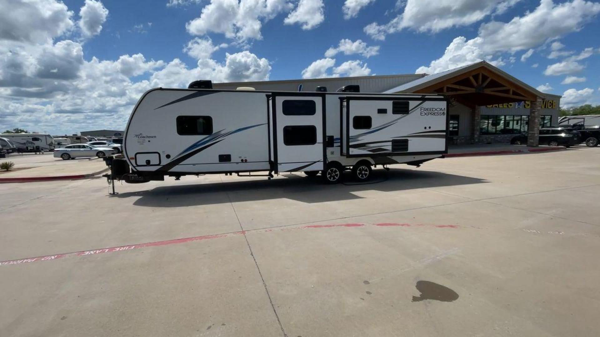 2020 FREEDOM EXPRESS 323BHDS (5ZT2FEXB2LW) , located at 4319 N Main Street, Cleburne, TX, 76033, (817) 221-0660, 32.435829, -97.384178 - Photo#6