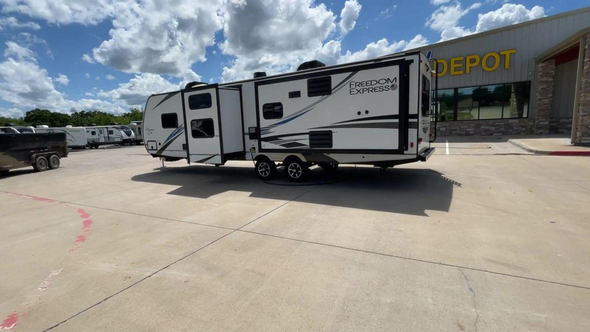 2020 FREEDOM EXPRESS 323BHDS (5ZT2FEXB2LW) , located at 4319 N Main Street, Cleburne, TX, 76033, (817) 221-0660, 32.435829, -97.384178 - Photo#7