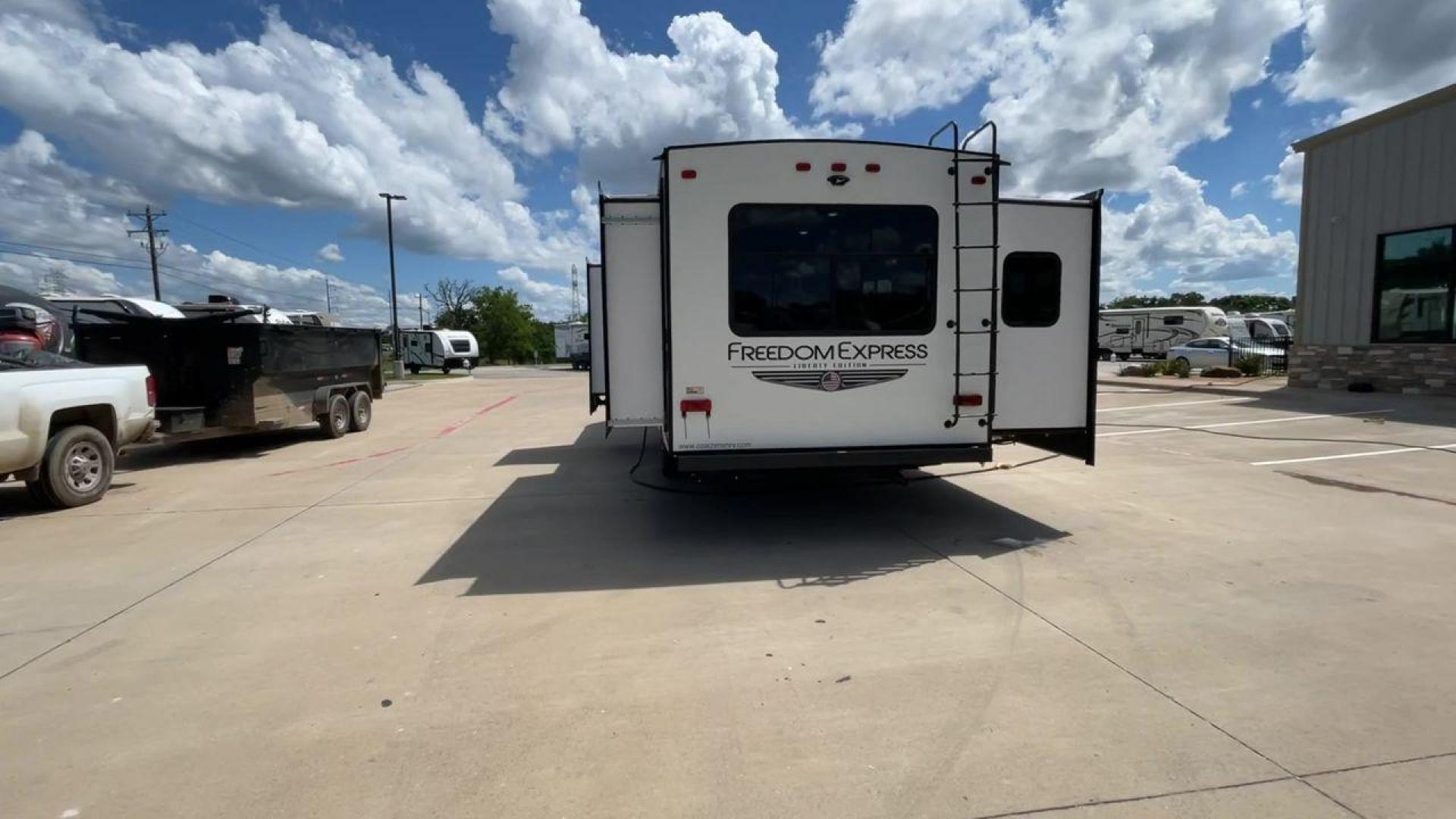 2020 FREEDOM EXPRESS 323BHDS (5ZT2FEXB2LW) , located at 4319 N Main Street, Cleburne, TX, 76033, (817) 221-0660, 32.435829, -97.384178 - Photo#8