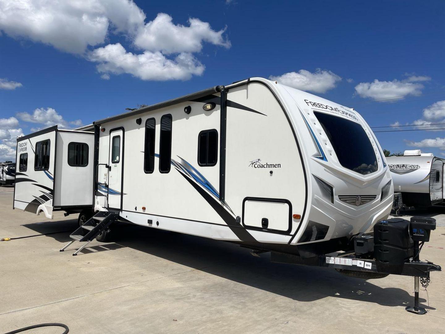 2020 FREEDOM EXPRESS 323BHDS (5ZT2FEXB2LW) , located at 4319 N Main Street, Cleburne, TX, 76033, (817) 221-0660, 32.435829, -97.384178 - Photo#23