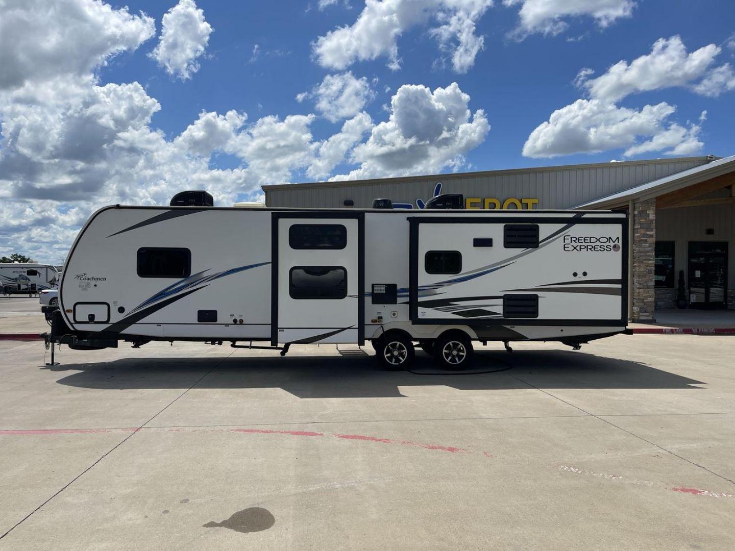 2020 FREEDOM EXPRESS 323BHDS (5ZT2FEXB2LW) , located at 4319 N Main Street, Cleburne, TX, 76033, (817) 221-0660, 32.435829, -97.384178 - Photo#24