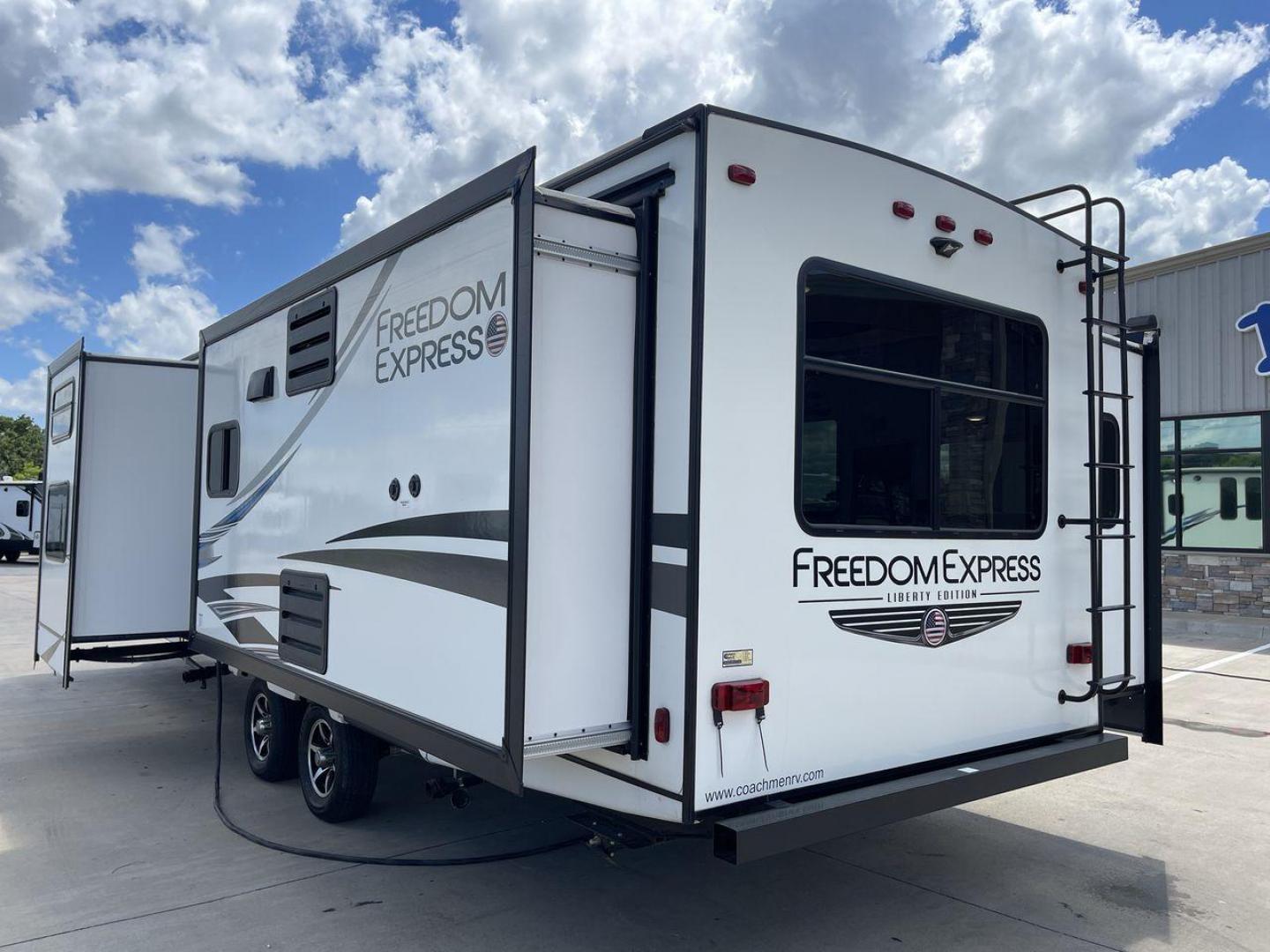 2020 FREEDOM EXPRESS 323BHDS (5ZT2FEXB2LW) , located at 4319 N Main Street, Cleburne, TX, 76033, (817) 221-0660, 32.435829, -97.384178 - Photo#25