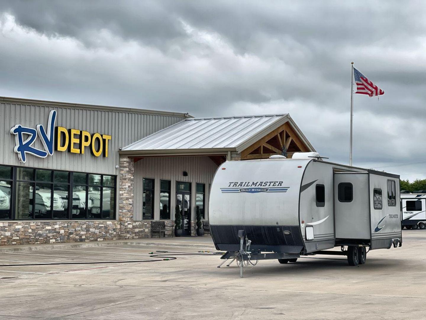 2020 WHITE GULFSTREAM TRAILMASTER 301TB (1NL1G3425L1) , Length: 34.08 ft. | Dry Weight: 6,845 lbs. | Slides: 1 transmission, located at 4319 N Main Street, Cleburne, TX, 76033, (817) 221-0660, 32.435829, -97.384178 - This 2020 Gulf Stream Trailmaster 301TB travel trailer measures 34.01 feet. There are two axles with steel wheels and electric drum brakes. Its dry weight is 6,845 lbs, its payload is 2,840 lbs, and its hitch is 885 lbs. The aluminum walls are painted gray with white and dark gray graphics. The 13,5 - Photo#0