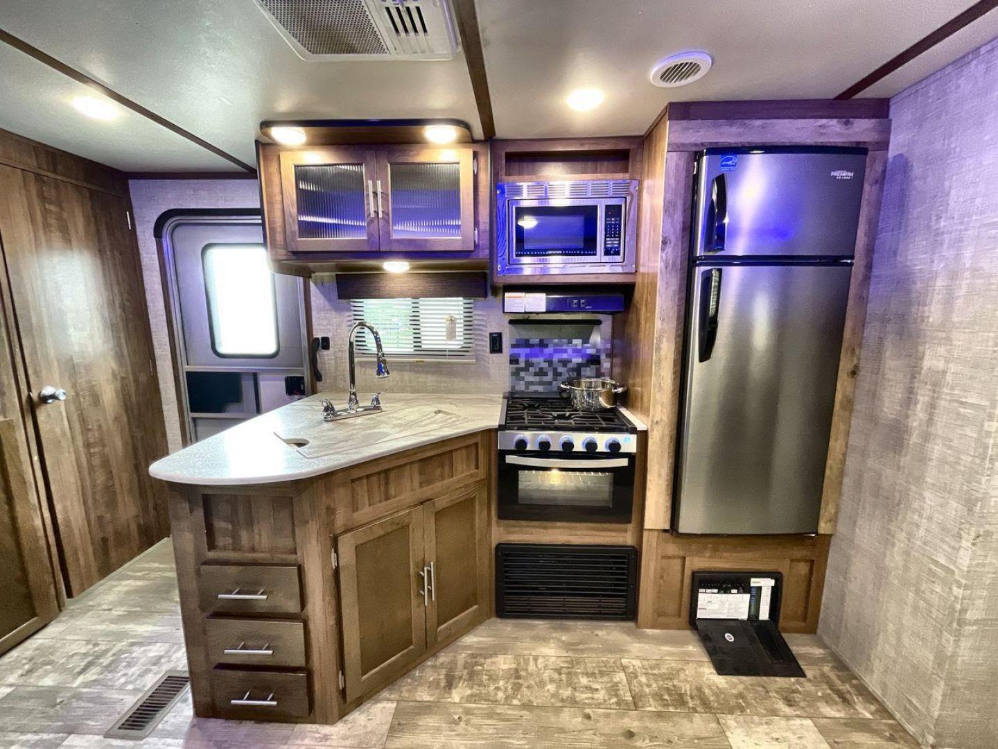 2020 WHITE GULFSTREAM TRAILMASTER 301TB (1NL1G3425L1) , Length: 34.08 ft. | Dry Weight: 6,845 lbs. | Slides: 1 transmission, located at 4319 N Main Street, Cleburne, TX, 76033, (817) 221-0660, 32.435829, -97.384178 - This 2020 Gulf Stream Trailmaster 301TB travel trailer measures 34.01 feet. There are two axles with steel wheels and electric drum brakes. Its dry weight is 6,845 lbs, its payload is 2,840 lbs, and its hitch is 885 lbs. The aluminum walls are painted gray with white and dark gray graphics. The 13,5 - Photo#10