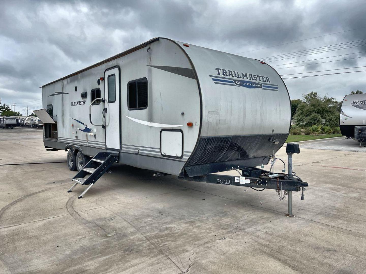 2020 WHITE GULFSTREAM TRAILMASTER 301TB (1NL1G3425L1) , Length: 34.08 ft. | Dry Weight: 6,845 lbs. | Slides: 1 transmission, located at 4319 N Main Street, Cleburne, TX, 76033, (817) 221-0660, 32.435829, -97.384178 - This 2020 Gulf Stream Trailmaster 301TB travel trailer measures 34.01 feet. There are two axles with steel wheels and electric drum brakes. Its dry weight is 6,845 lbs, its payload is 2,840 lbs, and its hitch is 885 lbs. The aluminum walls are painted gray with white and dark gray graphics. The 13,5 - Photo#23