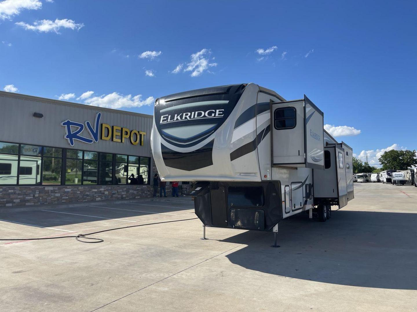 2020 HEARTLAND ELKRIDGE 38MB (5SFRG4329LE) , Length: 41.42 ft | Dry Weight: 13,210 lbs | Gross Weight: 16,000 lbs | Slides: 4 transmission, located at 4319 N Main Street, Cleburne, TX, 76033, (817) 221-0660, 32.435829, -97.384178 - Discover unparalleled luxury and comfort with the 2020 Heartland Elkridge 38MB, a fifth wheel designed to elevate your camping experience. Perfect for families or groups, this model offers a versatile and spacious layout that feels like home on the road. This unit measures 41.42 ft in length, 8 ft i - Photo#0