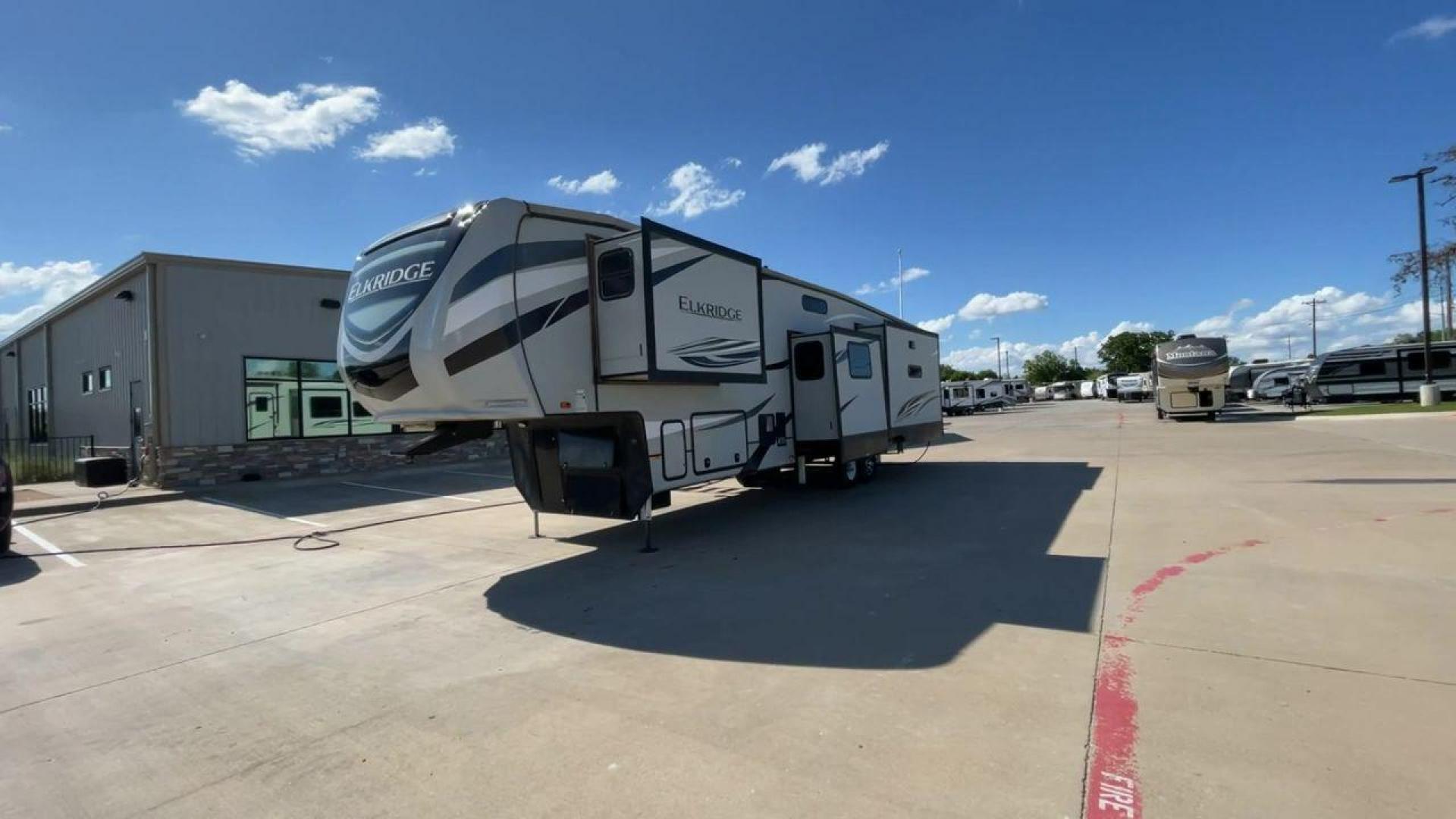 2020 HEARTLAND ELKRIDGE 38MB (5SFRG4329LE) , Length: 41.42 ft | Dry Weight: 13,210 lbs | Gross Weight: 16,000 lbs | Slides: 4 transmission, located at 4319 N Main Street, Cleburne, TX, 76033, (817) 221-0660, 32.435829, -97.384178 - Discover unparalleled luxury and comfort with the 2020 Heartland Elkridge 38MB, a fifth wheel designed to elevate your camping experience. Perfect for families or groups, this model offers a versatile and spacious layout that feels like home on the road. This unit measures 41.42 ft in length, 8 ft i - Photo#5