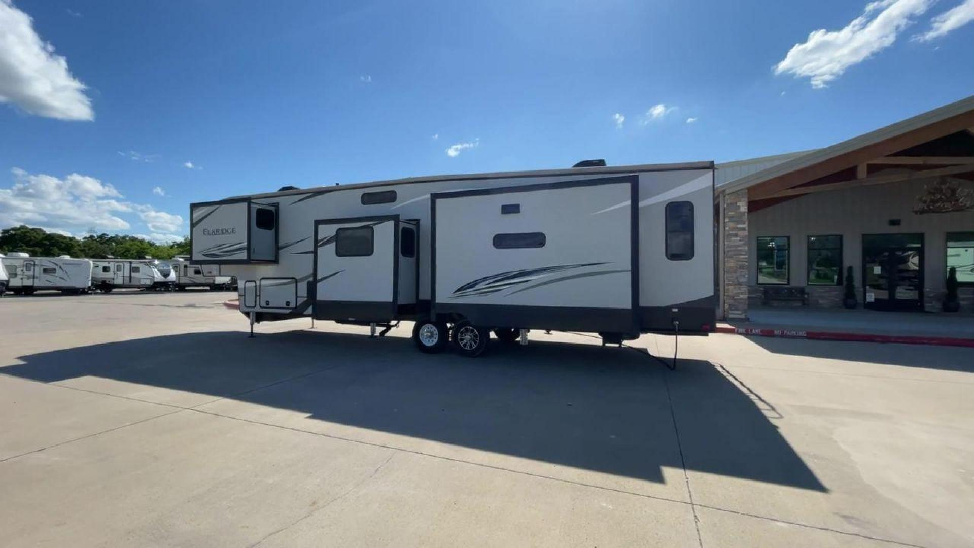 2020 HEARTLAND ELKRIDGE 38MB (5SFRG4329LE) , Length: 41.42 ft | Dry Weight: 13,210 lbs | Gross Weight: 16,000 lbs | Slides: 4 transmission, located at 4319 N Main Street, Cleburne, TX, 76033, (817) 221-0660, 32.435829, -97.384178 - Discover unparalleled luxury and comfort with the 2020 Heartland Elkridge 38MB, a fifth wheel designed to elevate your camping experience. Perfect for families or groups, this model offers a versatile and spacious layout that feels like home on the road. This unit measures 41.42 ft in length, 8 ft i - Photo#7