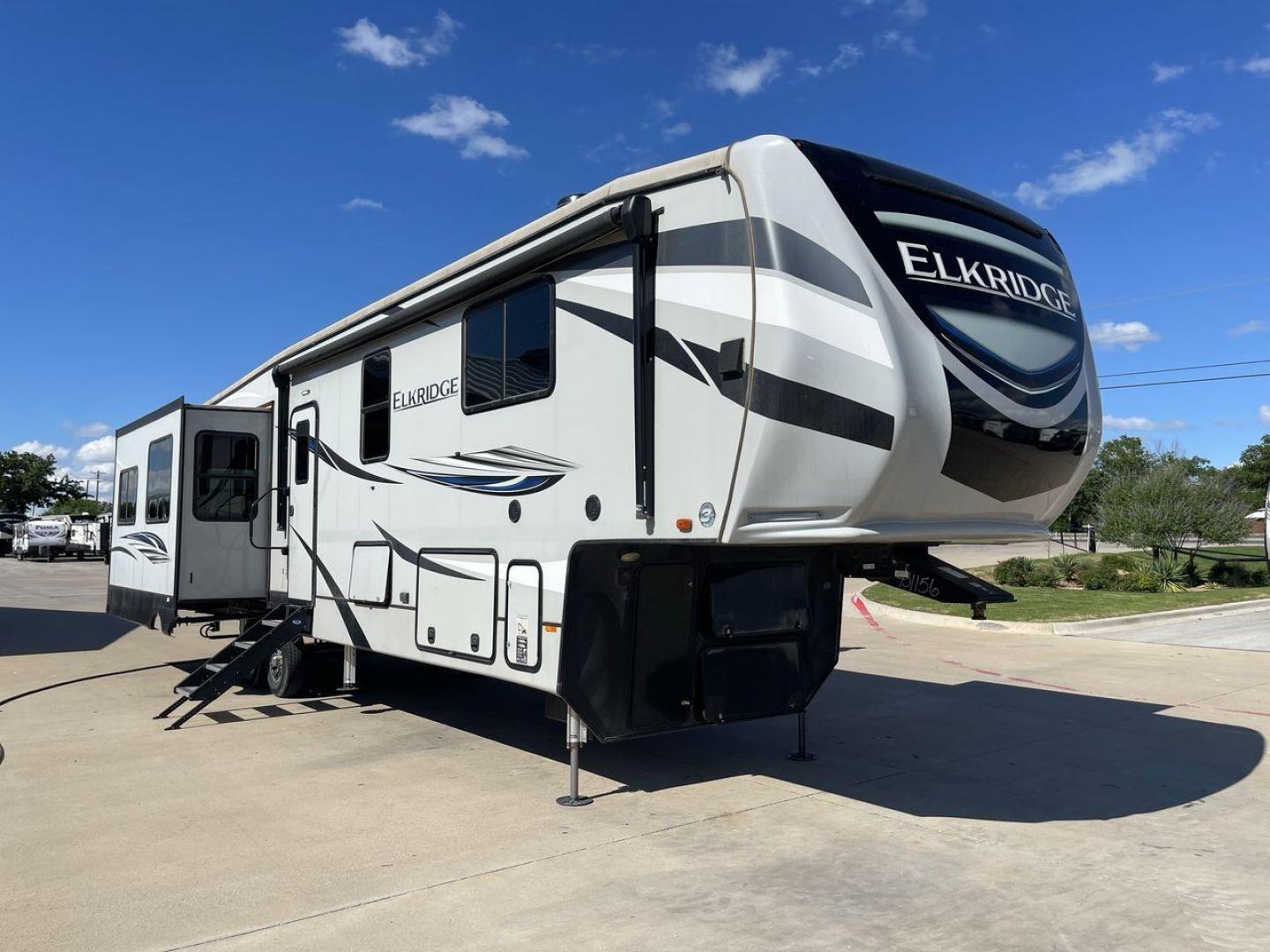 2020 HEARTLAND ELKRIDGE 38MB (5SFRG4329LE) , Length: 41.42 ft | Dry Weight: 13,210 lbs | Gross Weight: 16,000 lbs | Slides: 4 transmission, located at 4319 N Main Street, Cleburne, TX, 76033, (817) 221-0660, 32.435829, -97.384178 - Discover unparalleled luxury and comfort with the 2020 Heartland Elkridge 38MB, a fifth wheel designed to elevate your camping experience. Perfect for families or groups, this model offers a versatile and spacious layout that feels like home on the road. This unit measures 41.42 ft in length, 8 ft i - Photo#23