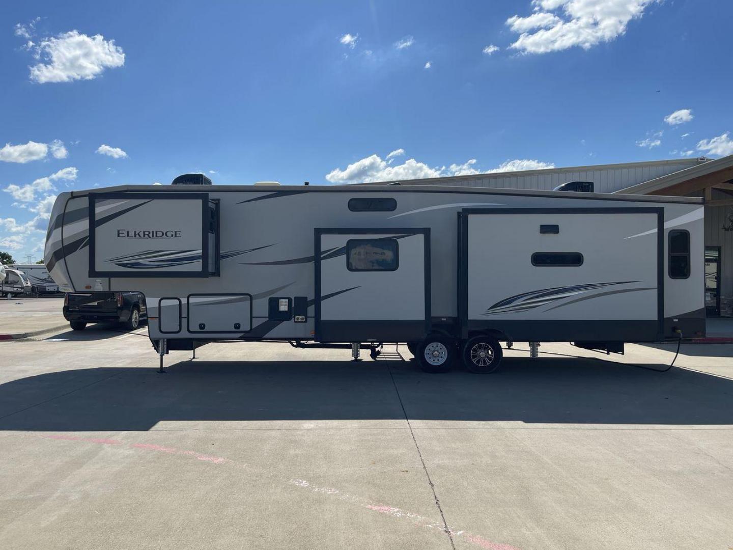 2020 HEARTLAND ELKRIDGE 38MB (5SFRG4329LE) , Length: 41.42 ft | Dry Weight: 13,210 lbs | Gross Weight: 16,000 lbs | Slides: 4 transmission, located at 4319 N Main Street, Cleburne, TX, 76033, (817) 221-0660, 32.435829, -97.384178 - Discover unparalleled luxury and comfort with the 2020 Heartland Elkridge 38MB, a fifth wheel designed to elevate your camping experience. Perfect for families or groups, this model offers a versatile and spacious layout that feels like home on the road. This unit measures 41.42 ft in length, 8 ft i - Photo#24