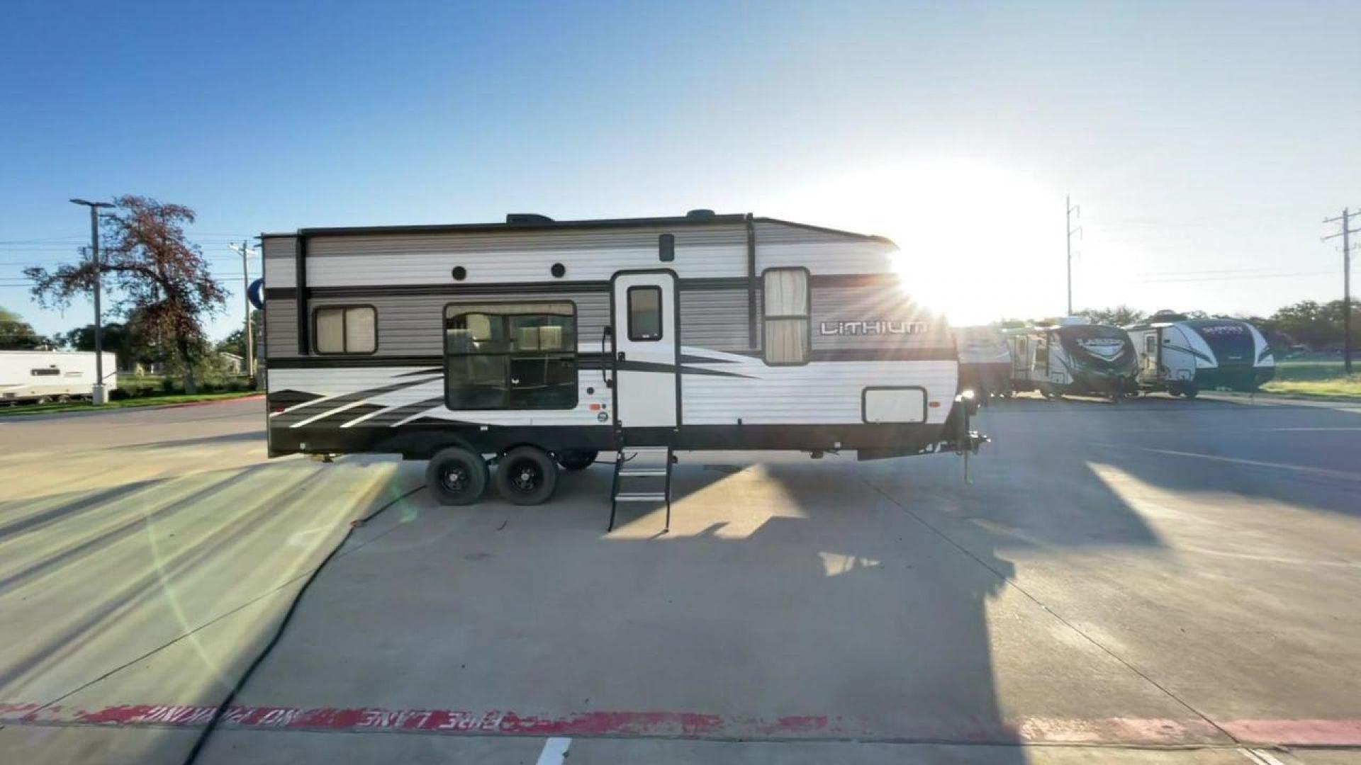 2020 HEARTLAND LITHIUM 2414 (5SFCB2928LE) , Length: 28.83 ft. | Dry Weight: 6,360 lbs. | Gross Weight: 10,600 lbs. | Slides: 0 transmission, located at 4319 N Main Street, Cleburne, TX, 76033, (817) 221-0660, 32.435829, -97.384178 - The 2020 Heartland Lithium 2414 is a versatile and well-designed toy hauler that combines functionality with modern comforts for your on-the-go lifestyle. With a length of almost 29 feet, this model, although not having a slide-out, can still provide you with an efficiently spacious interior. The Li - Photo#2