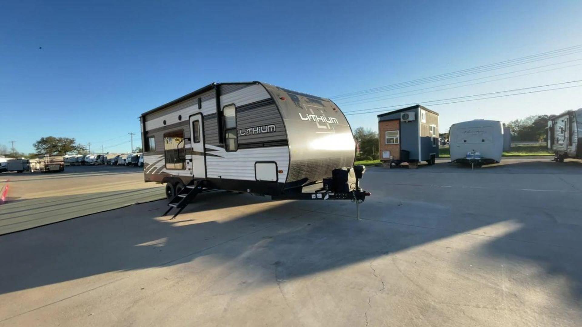 2020 HEARTLAND LITHIUM 2414 (5SFCB2928LE) , Length: 28.83 ft. | Dry Weight: 6,360 lbs. | Gross Weight: 10,600 lbs. | Slides: 0 transmission, located at 4319 N Main Street, Cleburne, TX, 76033, (817) 221-0660, 32.435829, -97.384178 - The 2020 Heartland Lithium 2414 is a versatile and well-designed toy hauler that combines functionality with modern comforts for your on-the-go lifestyle. With a length of almost 29 feet, this model, although not having a slide-out, can still provide you with an efficiently spacious interior. The Li - Photo#3