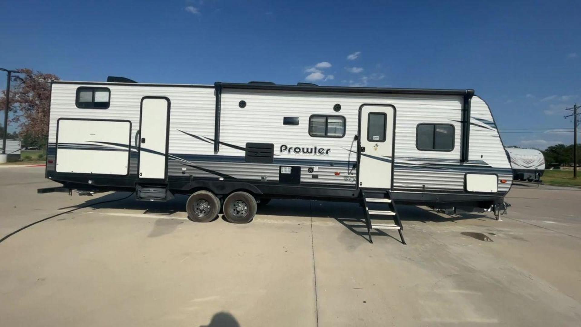 2020 WHITE HEARTLAND PROWLER 320BH (5SFPB3628LE) , Length: 36.33 ft. | Dry Weight: 7,980 lbs. | Gross Weight: 9,600 lbs. | Slides: 2 transmission, located at 4319 N Main Street, Cleburne, TX, 76033, (817) 221-0660, 32.435829, -97.384178 - Photo#2