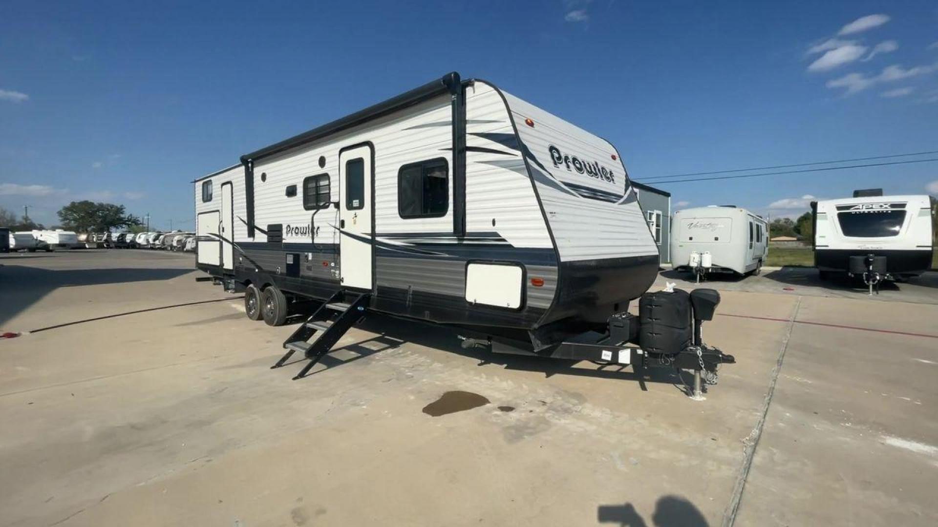 2020 WHITE HEARTLAND PROWLER 320BH (5SFPB3628LE) , Length: 36.33 ft. | Dry Weight: 7,980 lbs. | Gross Weight: 9,600 lbs. | Slides: 2 transmission, located at 4319 N Main Street, Cleburne, TX, 76033, (817) 221-0660, 32.435829, -97.384178 - Photo#3