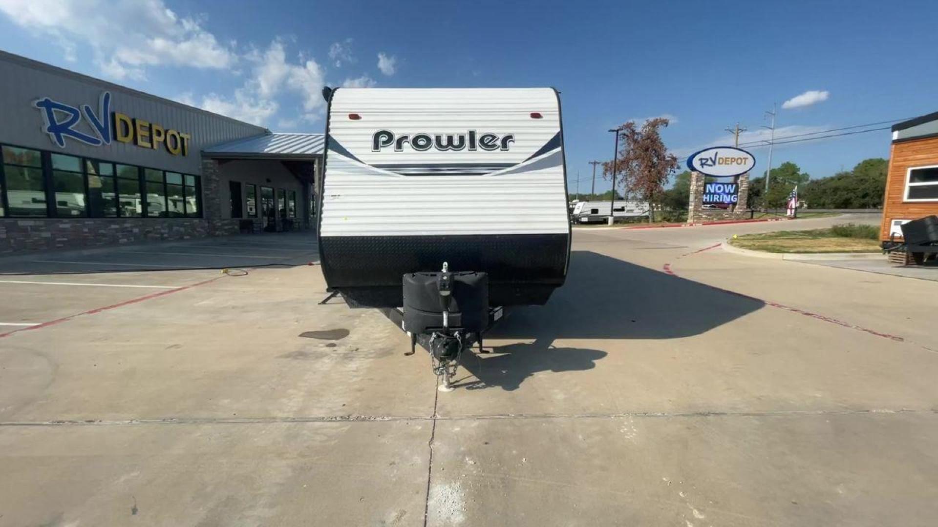 2020 WHITE HEARTLAND PROWLER 320BH (5SFPB3628LE) , Length: 36.33 ft. | Dry Weight: 7,980 lbs. | Gross Weight: 9,600 lbs. | Slides: 2 transmission, located at 4319 N Main Street, Cleburne, TX, 76033, (817) 221-0660, 32.435829, -97.384178 - Photo#4