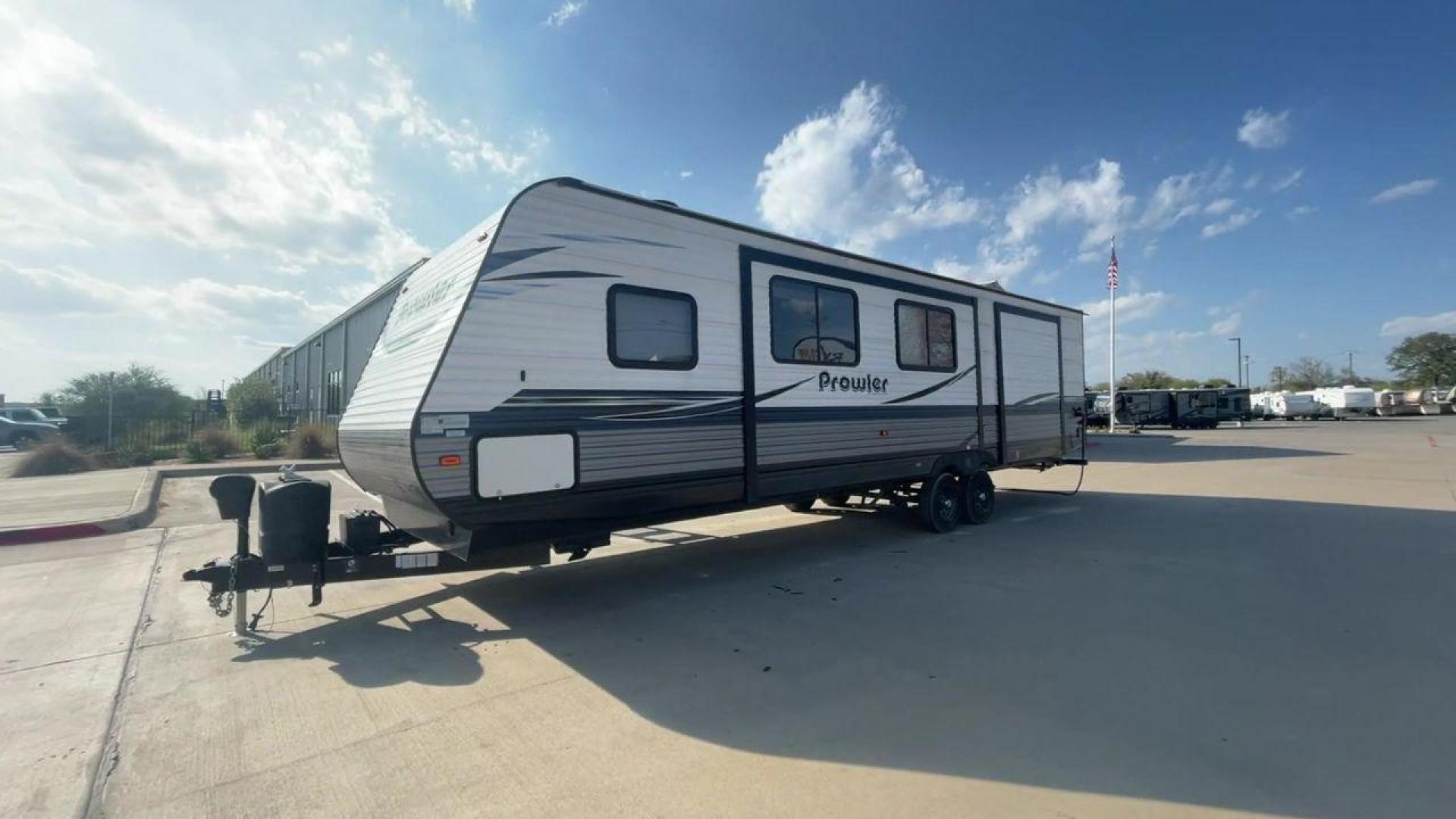 2020 WHITE HEARTLAND PROWLER 320BH (5SFPB3628LE) , Length: 36.33 ft. | Dry Weight: 7,980 lbs. | Gross Weight: 9,600 lbs. | Slides: 2 transmission, located at 4319 N Main Street, Cleburne, TX, 76033, (817) 221-0660, 32.435829, -97.384178 - Photo#5