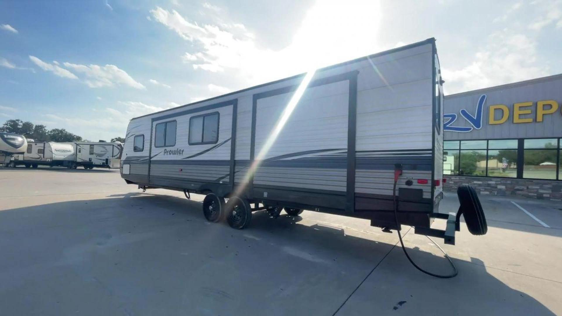 2020 WHITE HEARTLAND PROWLER 320BH (5SFPB3628LE) , Length: 36.33 ft. | Dry Weight: 7,980 lbs. | Gross Weight: 9,600 lbs. | Slides: 2 transmission, located at 4319 N Main Street, Cleburne, TX, 76033, (817) 221-0660, 32.435829, -97.384178 - Photo#7