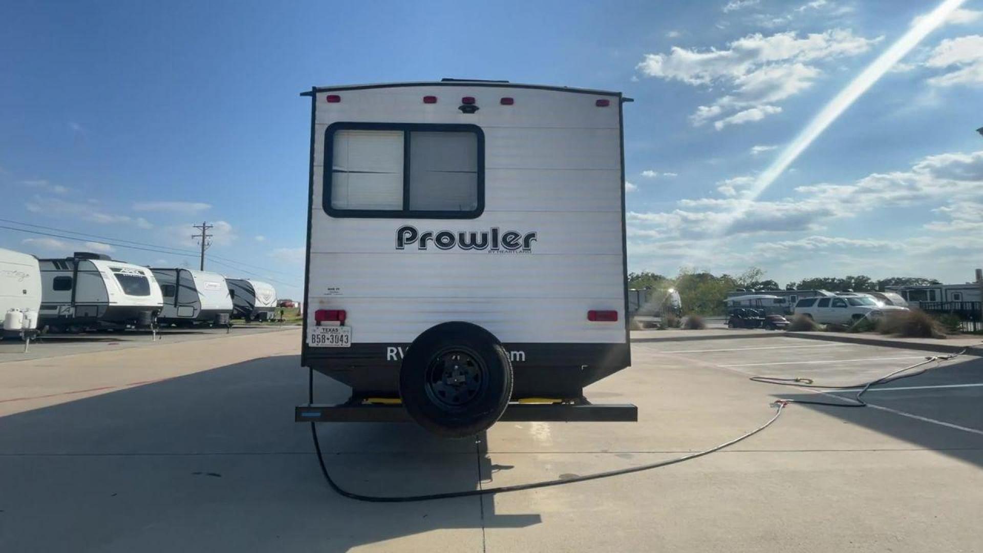 2020 WHITE HEARTLAND PROWLER 320BH (5SFPB3628LE) , Length: 36.33 ft. | Dry Weight: 7,980 lbs. | Gross Weight: 9,600 lbs. | Slides: 2 transmission, located at 4319 N Main Street, Cleburne, TX, 76033, (817) 221-0660, 32.435829, -97.384178 - Photo#8