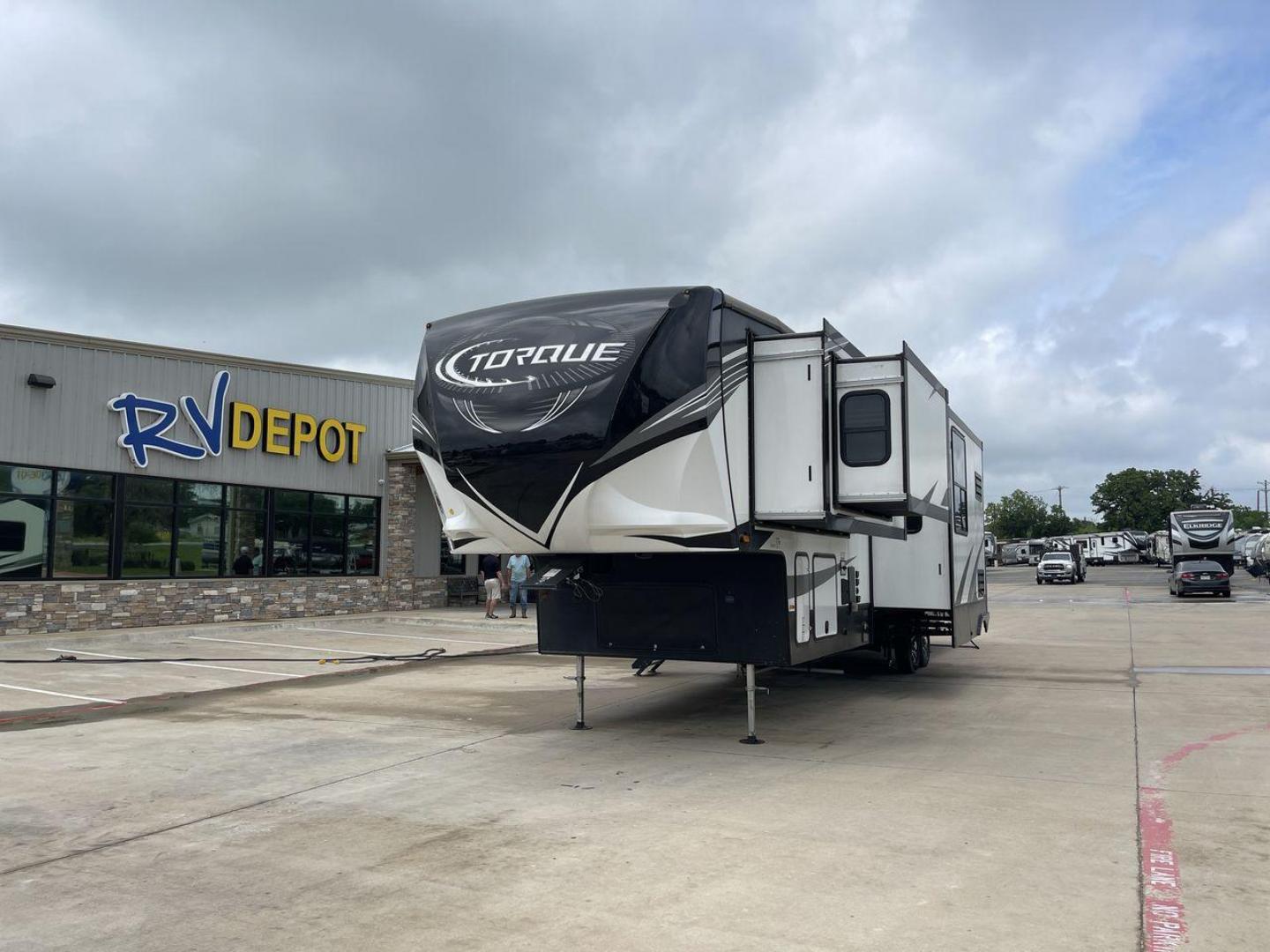 2020 HEARTLAND TORQUE 373 (5SFCG4422LE) , located at 4319 N Main Street, Cleburne, TX, 76033, (817) 221-0660, 32.435829, -97.384178 - Photo#0