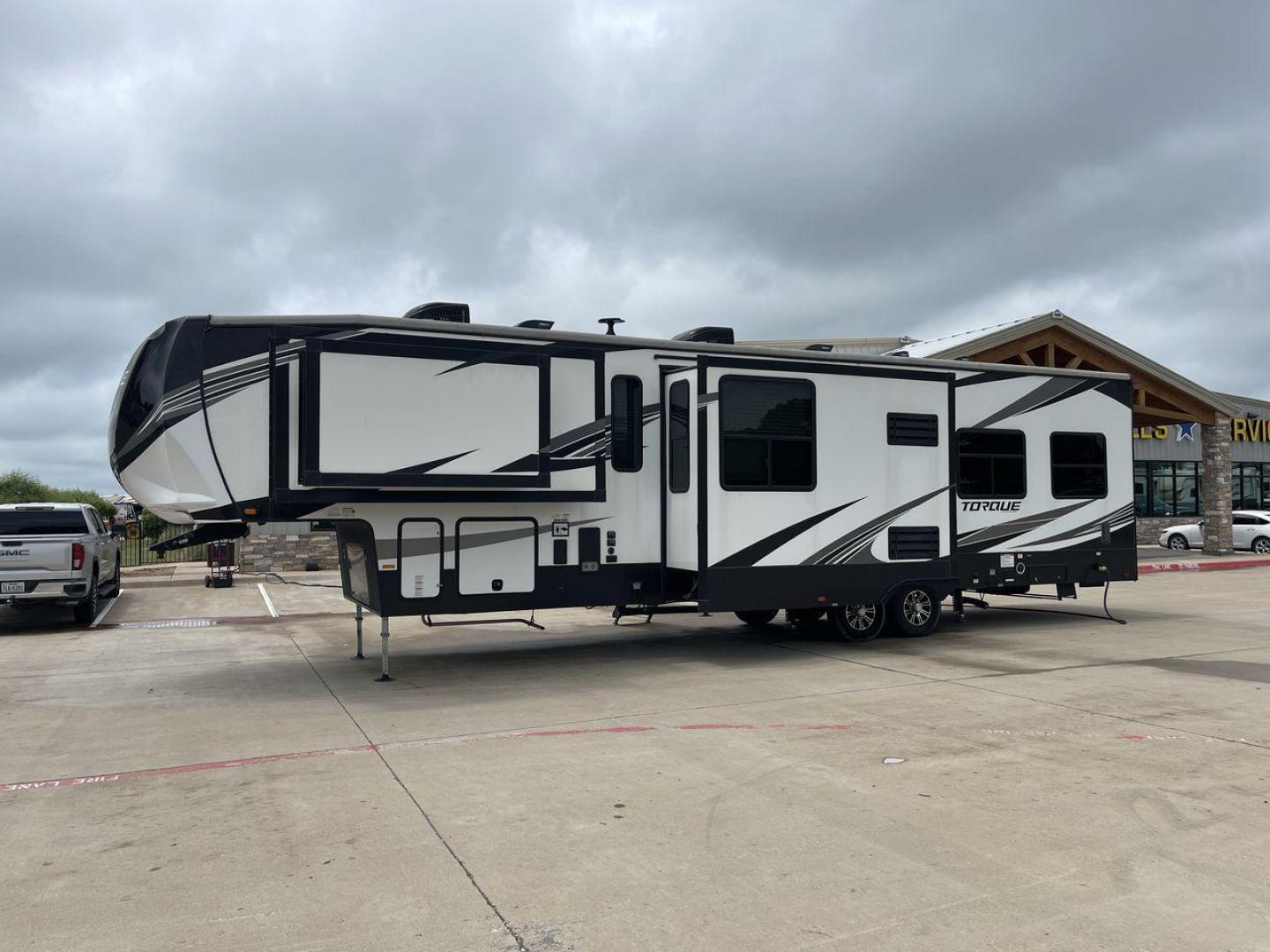 2020 HEARTLAND TORQUE 373 (5SFCG4422LE) , located at 4319 N Main Street, Cleburne, TX, 76033, (817) 221-0660, 32.435829, -97.384178 - Photo#25