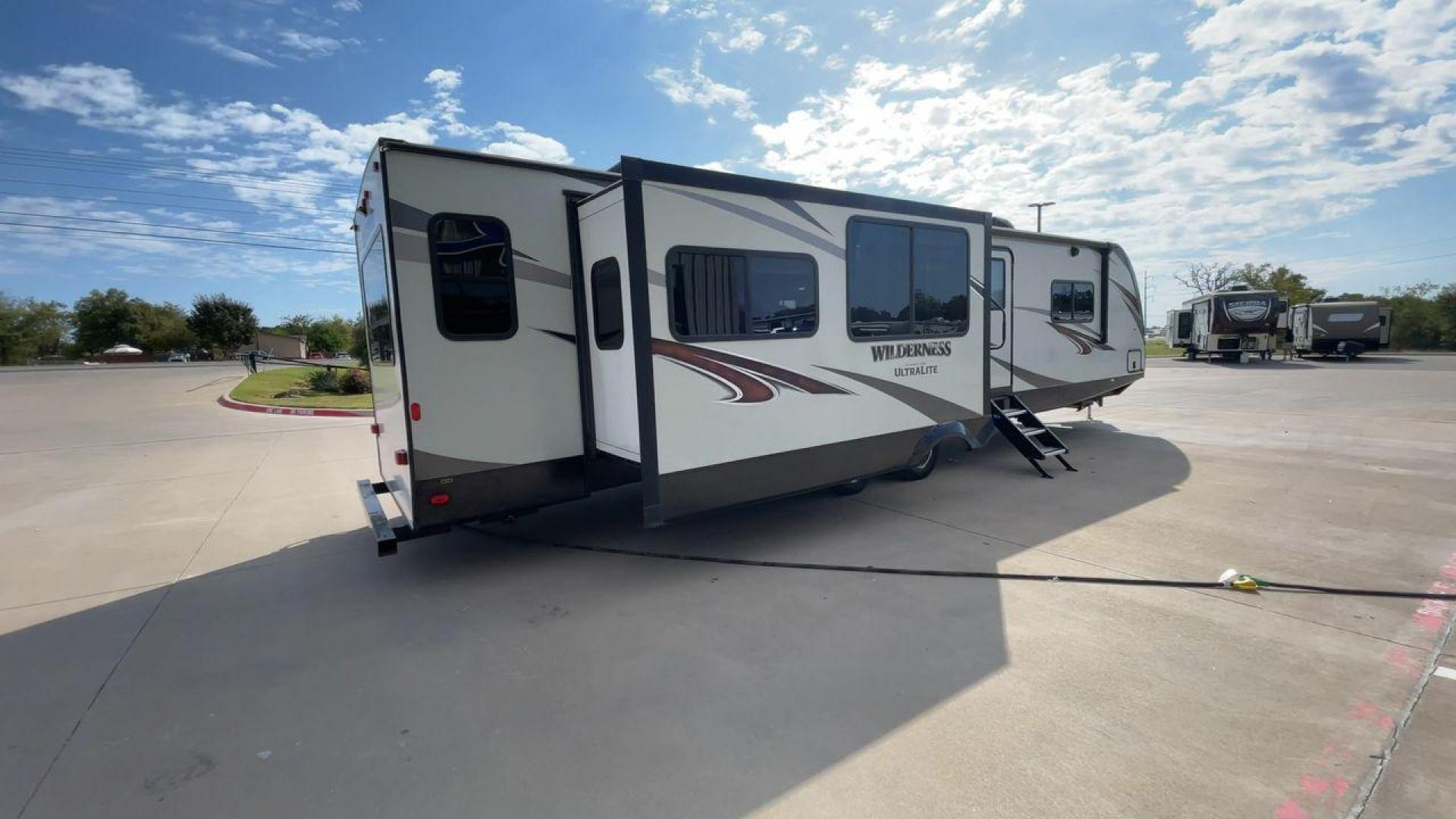 2020 HEARTLAND WILDERNESS 3375KL (5SFNB402XLE) , Length: 39.67 ft. | Dry Weight: 8,840 lbs. | Gross Weight: 9,900 lbs. | Slides: 3 transmission, located at 4319 N Main Street, Cleburne, TX, 76033, (817) 221-0660, 32.435829, -97.384178 - Photo#1