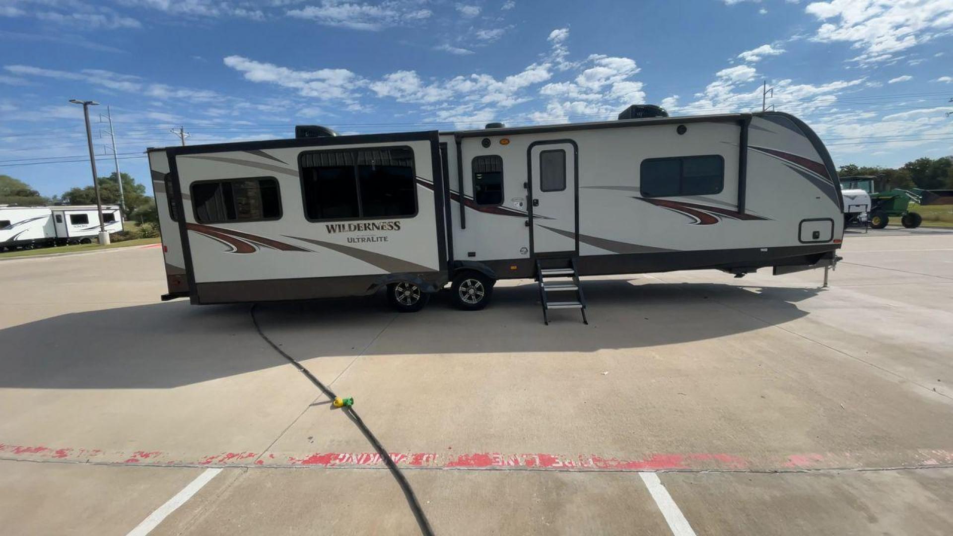 2020 HEARTLAND WILDERNESS 3375KL (5SFNB402XLE) , Length: 39.67 ft. | Dry Weight: 8,840 lbs. | Gross Weight: 9,900 lbs. | Slides: 3 transmission, located at 4319 N Main Street, Cleburne, TX, 76033, (817) 221-0660, 32.435829, -97.384178 - Photo#2