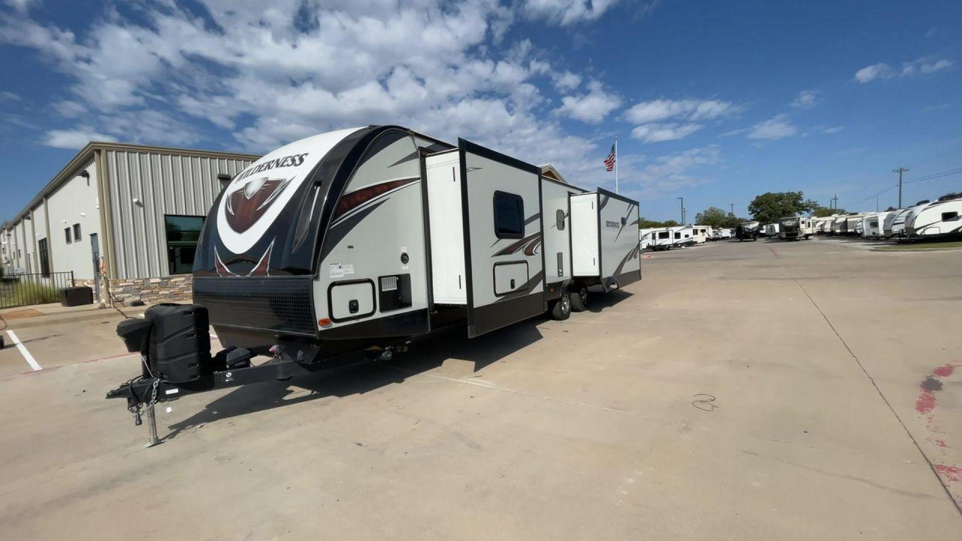 2020 HEARTLAND WILDERNESS 3375KL (5SFNB402XLE) , Length: 39.67 ft. | Dry Weight: 8,840 lbs. | Gross Weight: 9,900 lbs. | Slides: 3 transmission, located at 4319 N Main Street, Cleburne, TX, 76033, (817) 221-0660, 32.435829, -97.384178 - Photo#5