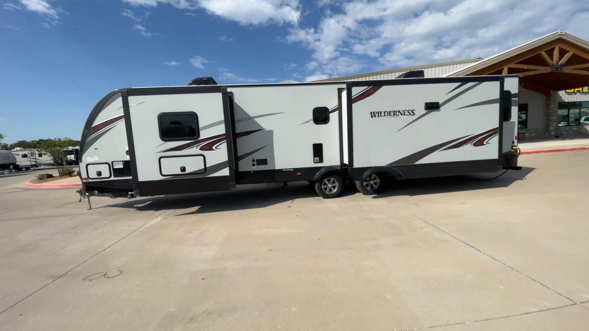 2020 HEARTLAND WILDERNESS 3375KL (5SFNB402XLE) , Length: 39.67 ft. | Dry Weight: 8,840 lbs. | Gross Weight: 9,900 lbs. | Slides: 3 transmission, located at 4319 N Main Street, Cleburne, TX, 76033, (817) 221-0660, 32.435829, -97.384178 - Photo#6