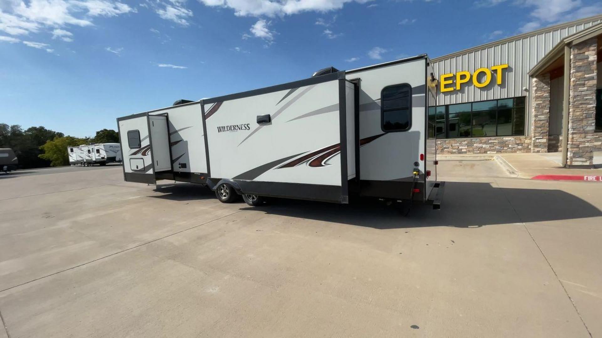 2020 HEARTLAND WILDERNESS 3375KL (5SFNB402XLE) , Length: 39.67 ft. | Dry Weight: 8,840 lbs. | Gross Weight: 9,900 lbs. | Slides: 3 transmission, located at 4319 N Main Street, Cleburne, TX, 76033, (817) 221-0660, 32.435829, -97.384178 - Photo#7