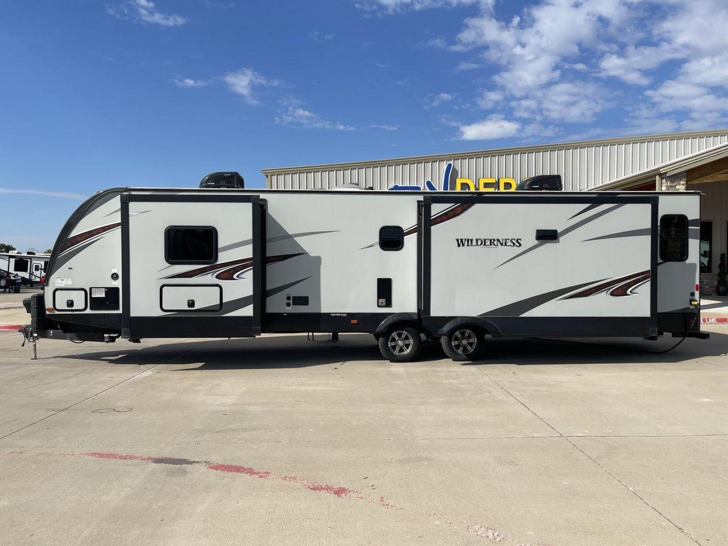 2020 HEARTLAND WILDERNESS 3375KL (5SFNB402XLE) , Length: 39.67 ft. | Dry Weight: 8,840 lbs. | Gross Weight: 9,900 lbs. | Slides: 3 transmission, located at 4319 N Main Street, Cleburne, TX, 76033, (817) 221-0660, 32.435829, -97.384178 - Photo#24