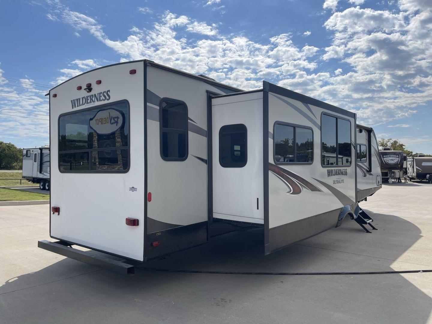 2020 HEARTLAND WILDERNESS 3375KL (5SFNB402XLE) , Length: 39.67 ft. | Dry Weight: 8,840 lbs. | Gross Weight: 9,900 lbs. | Slides: 3 transmission, located at 4319 N Main Street, Cleburne, TX, 76033, (817) 221-0660, 32.435829, -97.384178 - Photo#25