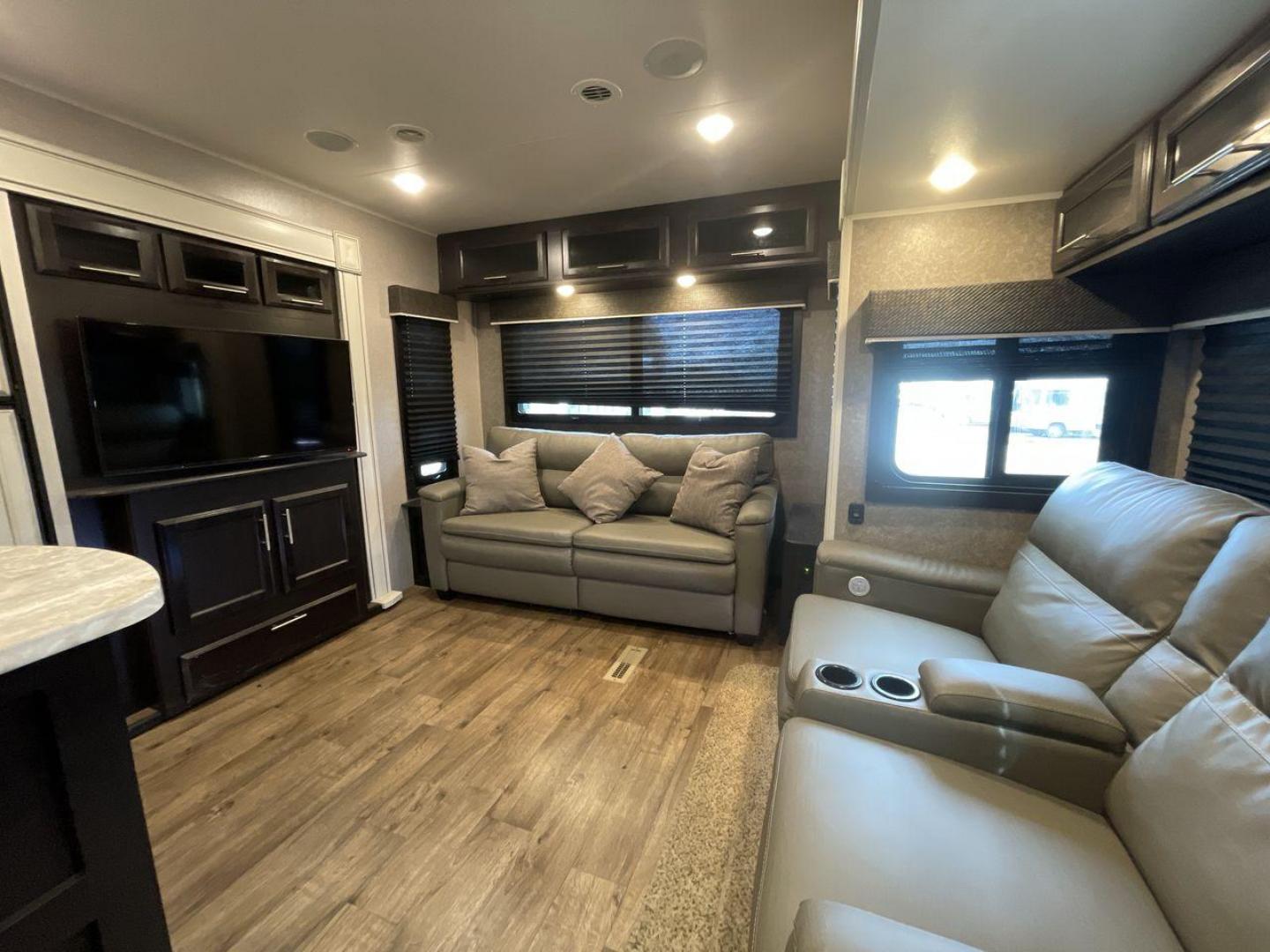 2020 JAYCO EAGLE 280RSOK (1UJBJ0BS7L1) , located at 4319 N Main Street, Cleburne, TX, 76033, (817) 221-0660, 32.435829, -97.384178 - Photo#11