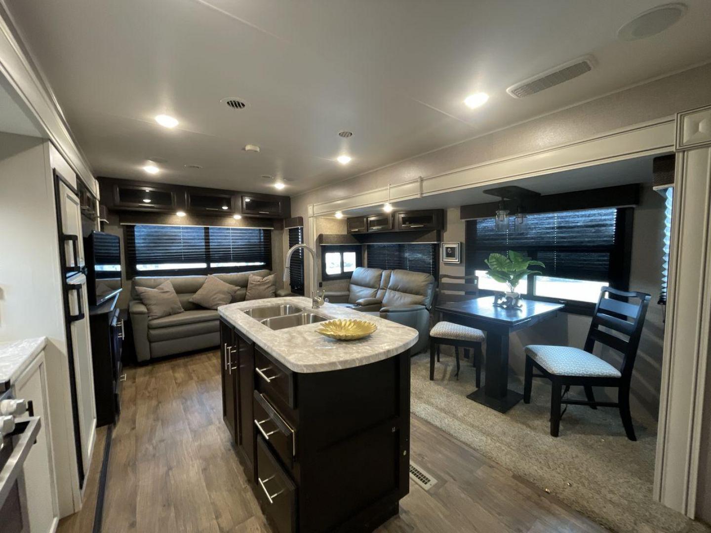 2020 JAYCO EAGLE 280RSOK (1UJBJ0BS7L1) , located at 4319 N Main Street, Cleburne, TX, 76033, (817) 221-0660, 32.435829, -97.384178 - Photo#12