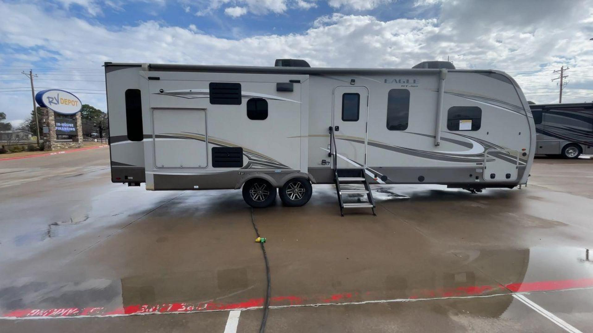 2020 JAYCO EAGLE 280RSOK (1UJBJ0BS7L1) , located at 4319 N Main Street, Cleburne, TX, 76033, (817) 221-0660, 32.435829, -97.384178 - Photo#2