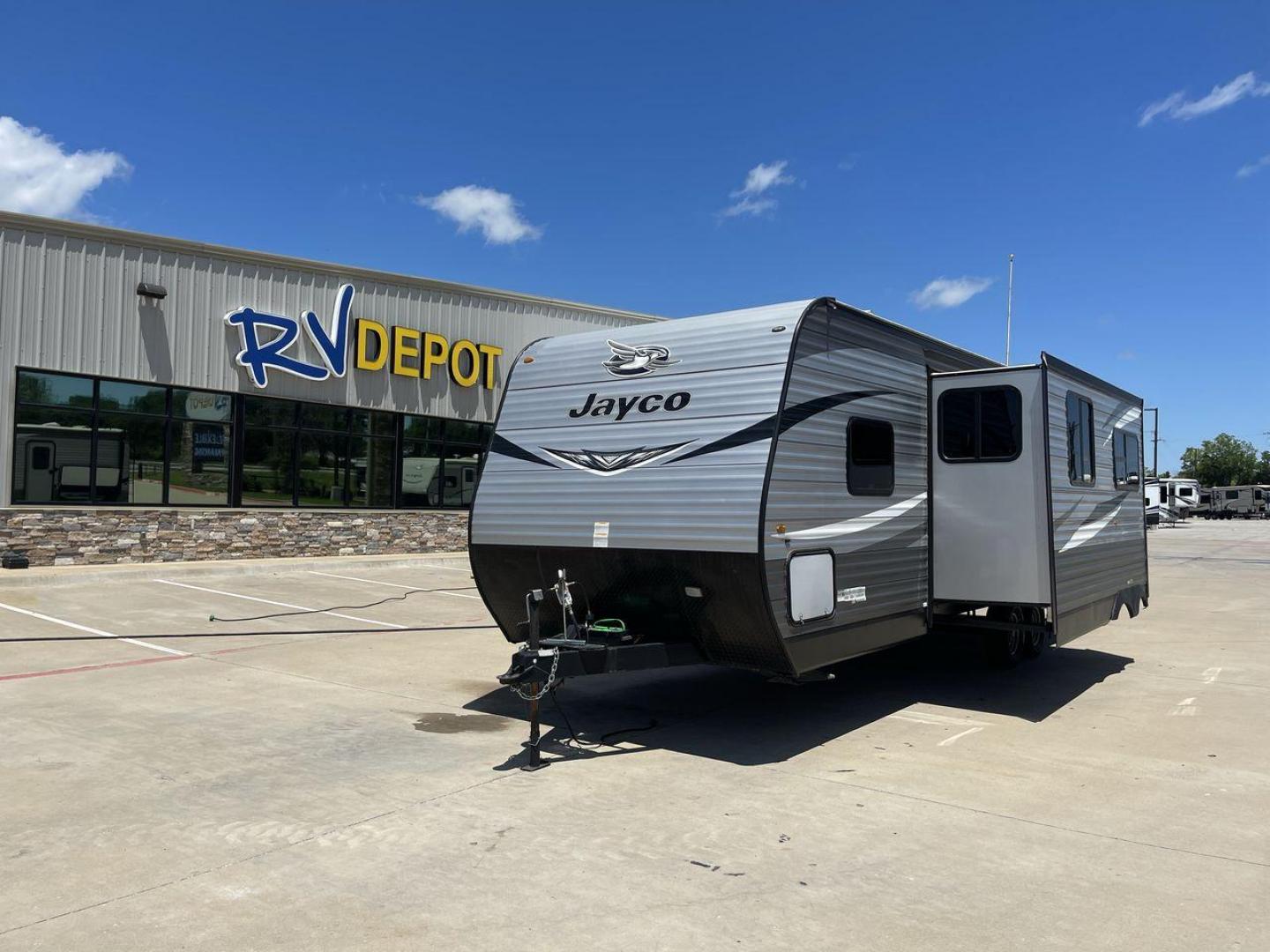 2020 JAYCO JAYFLIGHT 286BHSW (1UJBJ0BR9L7) , located at 4319 N Main Street, Cleburne, TX, 76033, (817) 221-0660, 32.435829, -97.384178 - Photo#0