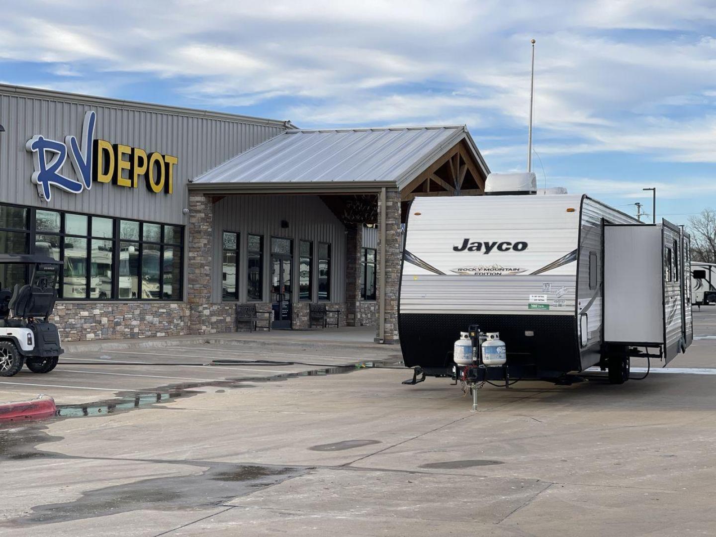 2020 JAYCO JAYFLIGHT 324BDSW (1UJBJ0BT1L7) , Length: 36.17 ft. | Dry Weight: 7,663 lbs. | Gross Weight: 9,000 lbs. | Slides: 2 transmission, located at 4319 N Main Street, Cleburne, TX, 76033, (817) 221-0660, 32.435829, -97.384178 - Photo#0