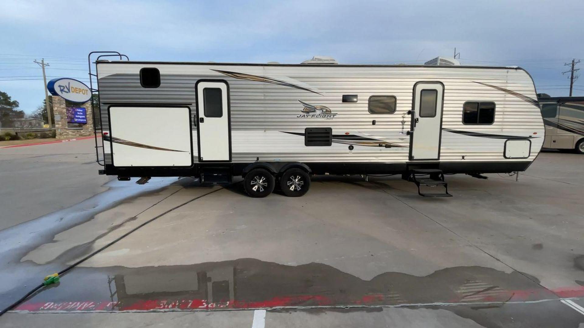 2020 JAYCO JAYFLIGHT 324BDSW (1UJBJ0BT1L7) , Length: 36.17 ft. | Dry Weight: 7,663 lbs. | Gross Weight: 9,000 lbs. | Slides: 2 transmission, located at 4319 N Main Street, Cleburne, TX, 76033, (817) 221-0660, 32.435829, -97.384178 - Photo#2