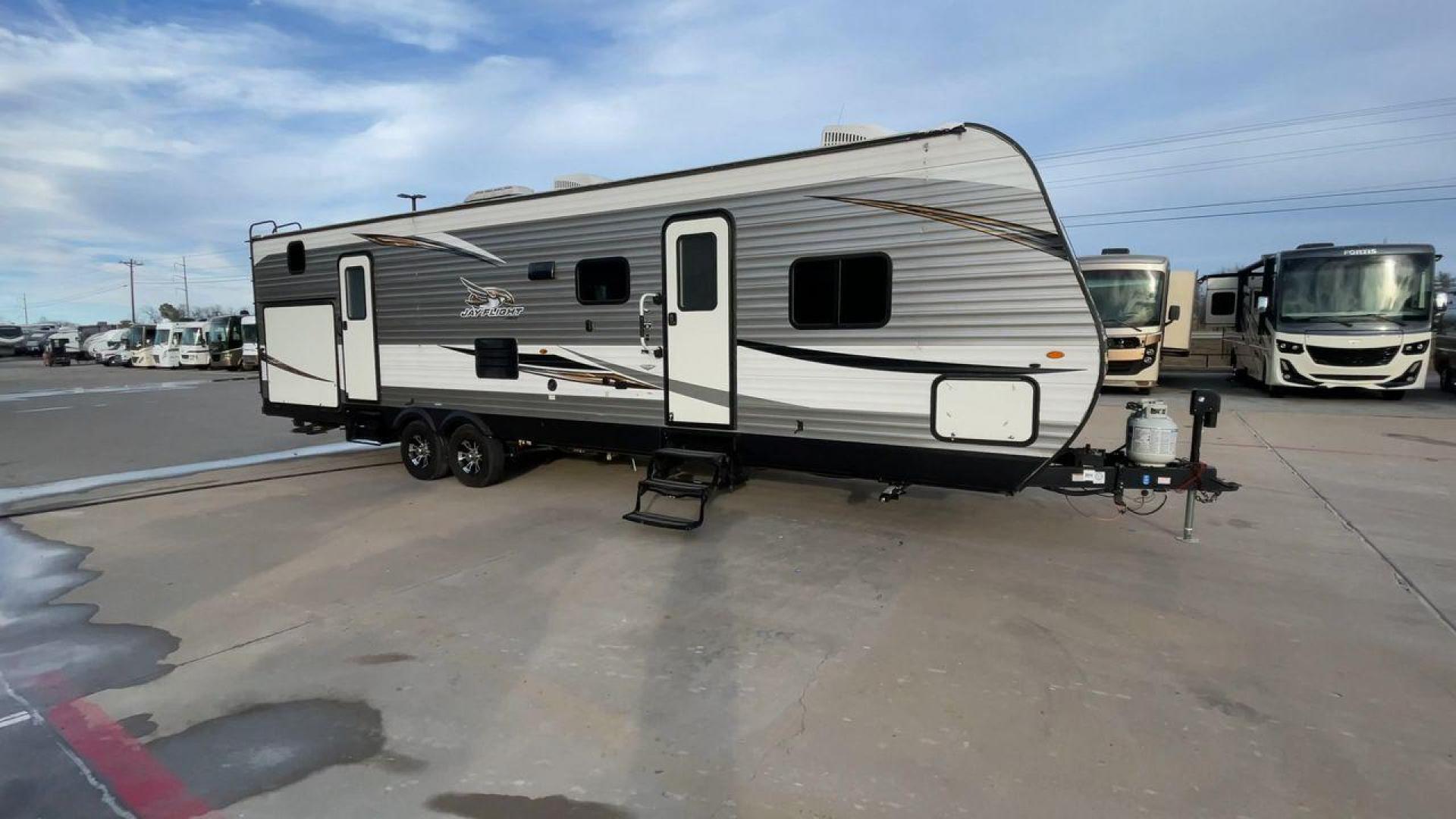 2020 JAYCO JAYFLIGHT 324BDSW (1UJBJ0BT1L7) , Length: 36.17 ft. | Dry Weight: 7,663 lbs. | Gross Weight: 9,000 lbs. | Slides: 2 transmission, located at 4319 N Main Street, Cleburne, TX, 76033, (817) 221-0660, 32.435829, -97.384178 - Photo#3