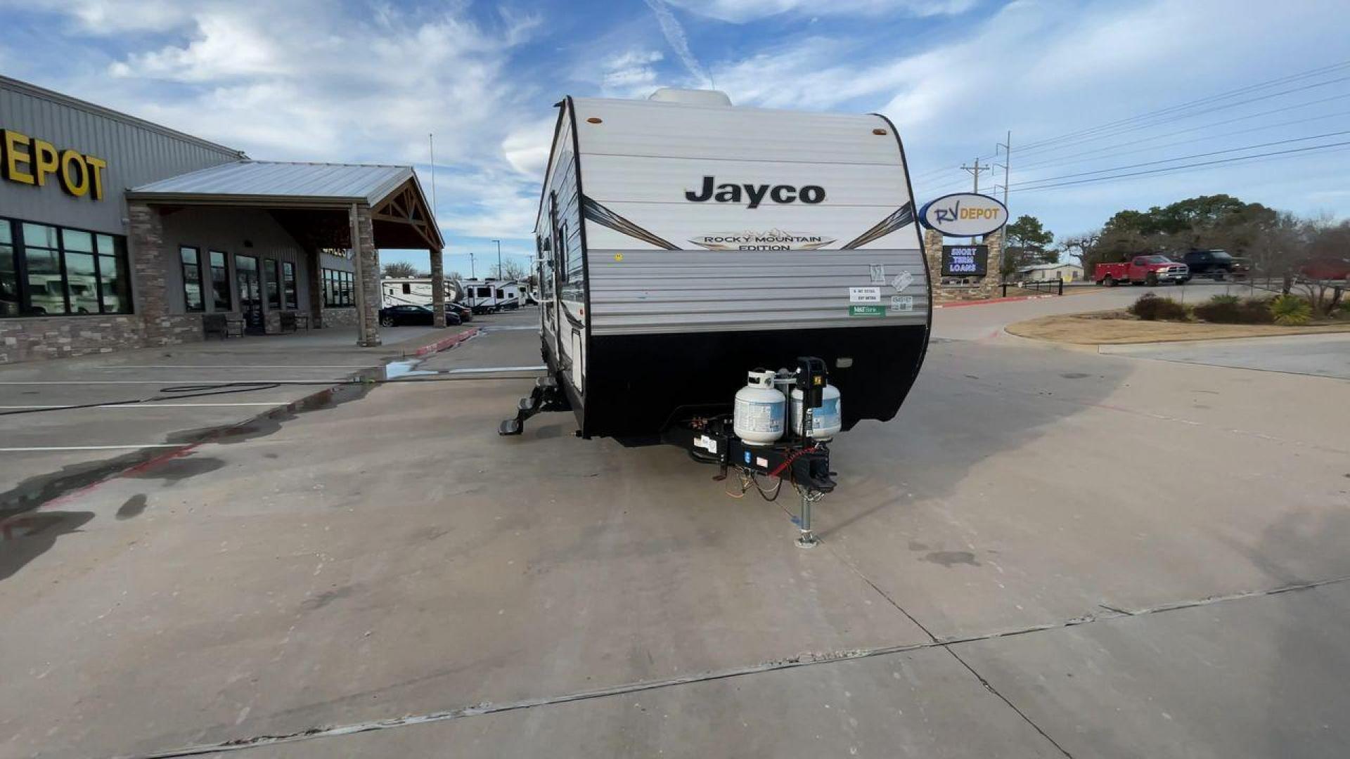 2020 JAYCO JAYFLIGHT 324BDSW (1UJBJ0BT1L7) , Length: 36.17 ft. | Dry Weight: 7,663 lbs. | Gross Weight: 9,000 lbs. | Slides: 2 transmission, located at 4319 N Main Street, Cleburne, TX, 76033, (817) 221-0660, 32.435829, -97.384178 - Photo#4