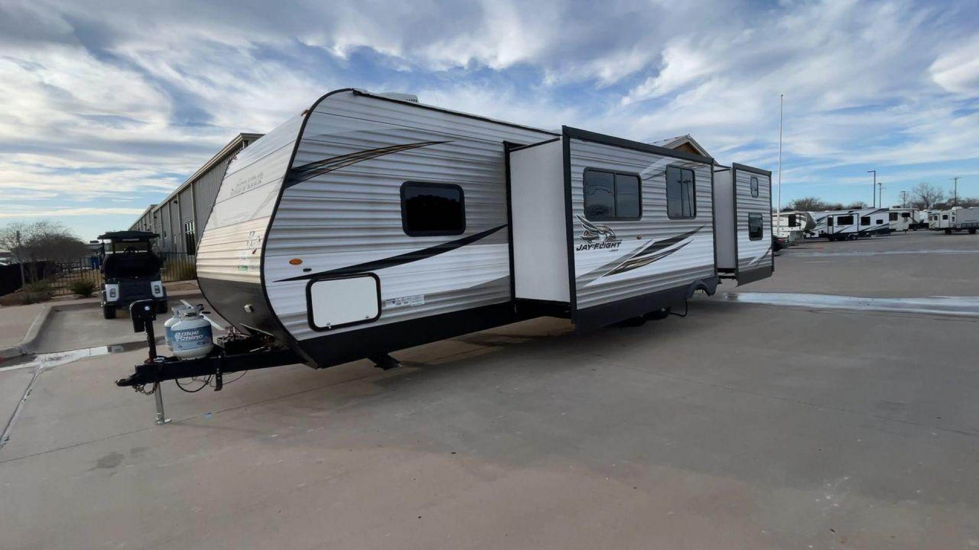 2020 JAYCO JAYFLIGHT 324BDSW (1UJBJ0BT1L7) , Length: 36.17 ft. | Dry Weight: 7,663 lbs. | Gross Weight: 9,000 lbs. | Slides: 2 transmission, located at 4319 N Main Street, Cleburne, TX, 76033, (817) 221-0660, 32.435829, -97.384178 - Photo#5