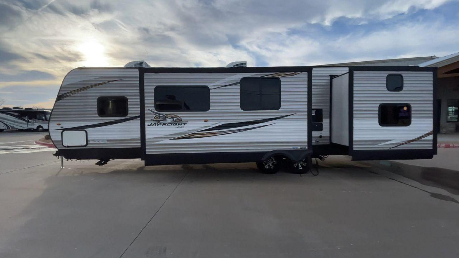 2020 JAYCO JAYFLIGHT 324BDSW (1UJBJ0BT1L7) , Length: 36.17 ft. | Dry Weight: 7,663 lbs. | Gross Weight: 9,000 lbs. | Slides: 2 transmission, located at 4319 N Main Street, Cleburne, TX, 76033, (817) 221-0660, 32.435829, -97.384178 - Photo#6